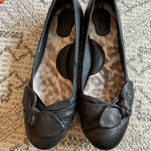 Black born flats with bow